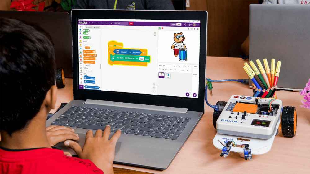 Student Programing Robot in Pictoblox 2