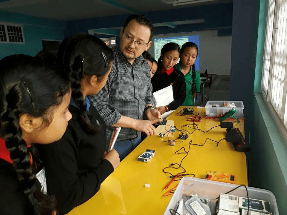 successful teacher teaching students