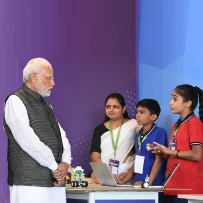 Students explaining the innovation to the PM of India Mr. Narendra Modi on the inauguration of ATL Labs in Gujarat