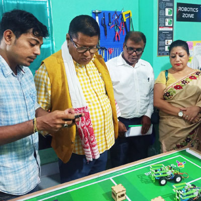 Assam’s Education Minister indulging in robotics with Expert Trainer of STEMpedia.