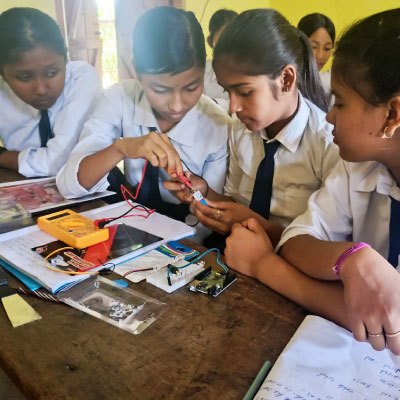 Image from the training sessions of Assam Student Training on Tinkering Labs where students learned right future skills such as Electronics, Coding, AI, Tinkering etc.