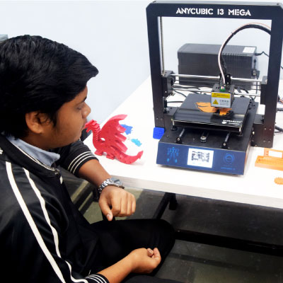 A student showing his creation made with 3D Printer in ATL Lab