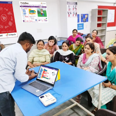 STEMPedia expert trainer conducting Teachers Training on Coding, Artificial Intelligence and Robotics