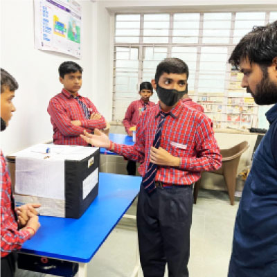 A student explaining his AI and Robotics Project to the experts in Tinkerthon Competition conducted by SBI Cards Pehel